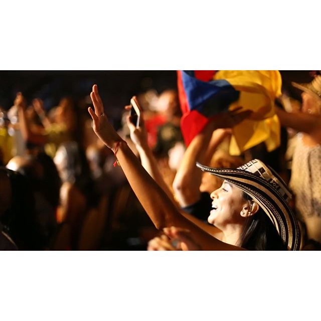 #Repost @carlosvives・・・Gracias a todos los que cruzaron el desierto anoche para ver nuestro concierto en Indio #teamvives film/edit: Luis Carmona @letusdotheworkforyou @puertoricounder @luiscarmona