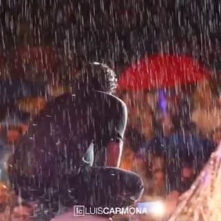 Lo que paso este viernes en Santa Cruz Bolivia. Carlos Vives se le regalo a su publico que ante la lluvia que no paro de principio a fin nunca se fueron y cantaron y bailaron su musica. Orgulloso de poder captar todos estos momentos importantes. @carlosvives #carlosvives #labicicleta #shakira @shakira #santacruz #bolivia film/edit: #luiscarmona @letusdotheworkforyou @puertoricounder @luiscarmona